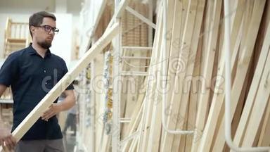 建筑商在建材商店里挑选木板